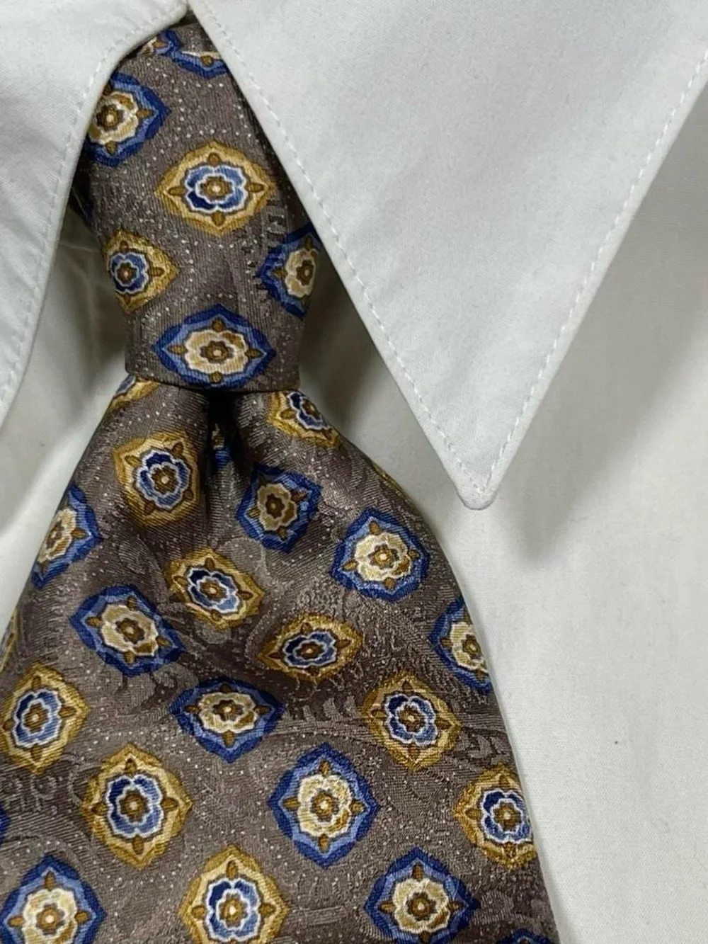 Robert Talbott SILK Tie Brown w/Blue & Gold Medallions  Paisley Print L58